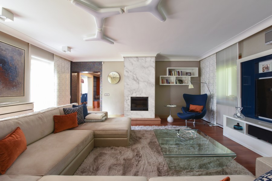 Nappali részlet természetes állatszőr szőnyeggel