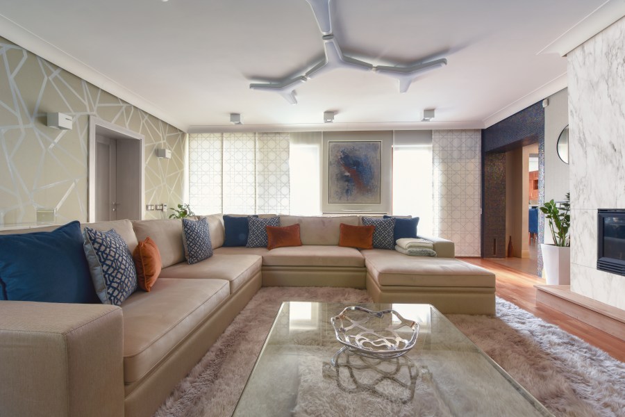 Nappali részlet, adottságokhoz tervezett festménnyel