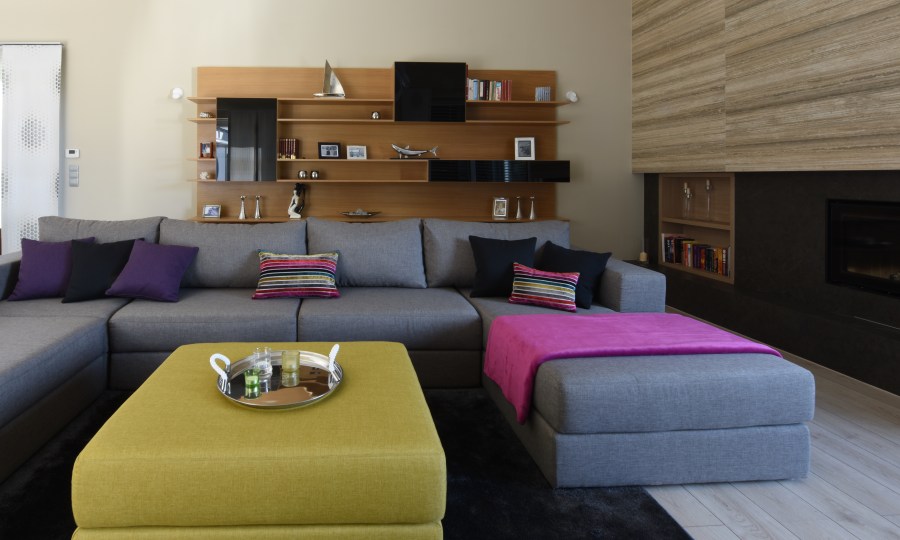 Nappali részlet élénk textíliákkal