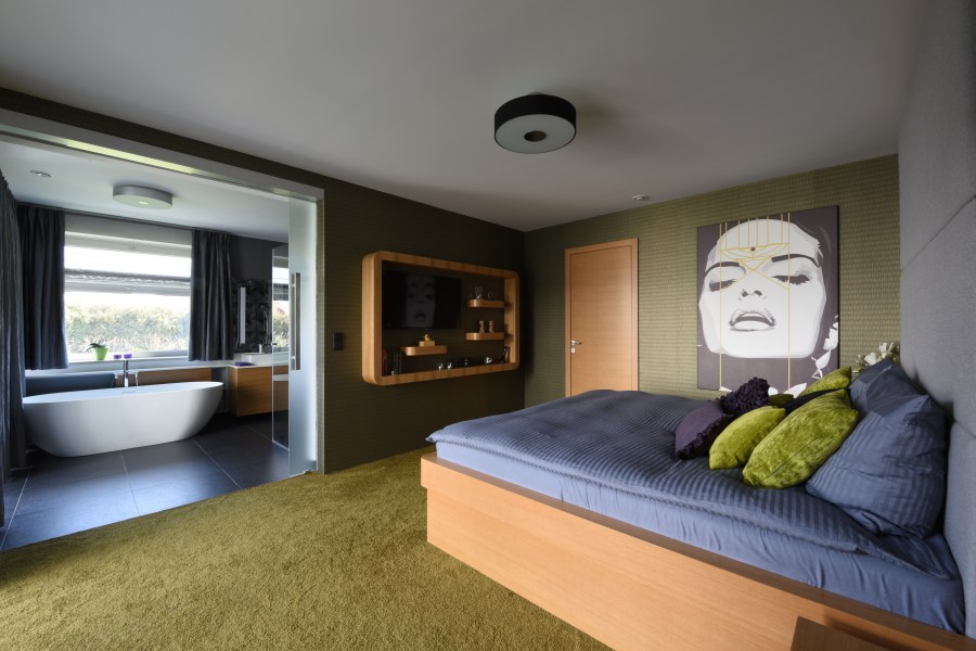 Födszinti hálószoba és fürdőszoba olívzöld kiegészítőkkel