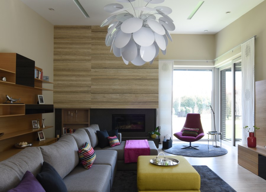 Nagy belmagasságú nappali a vékonyított Kerlite burkolatos kandallóval