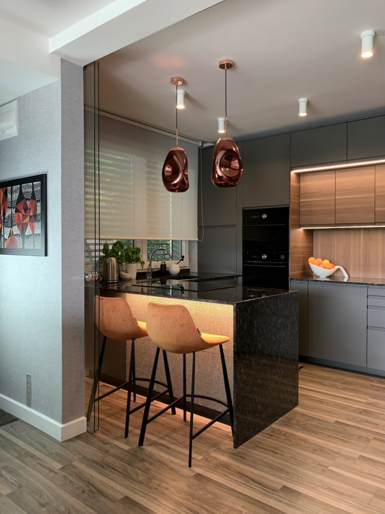 Üveg tolóajtóval szeparálható konyha