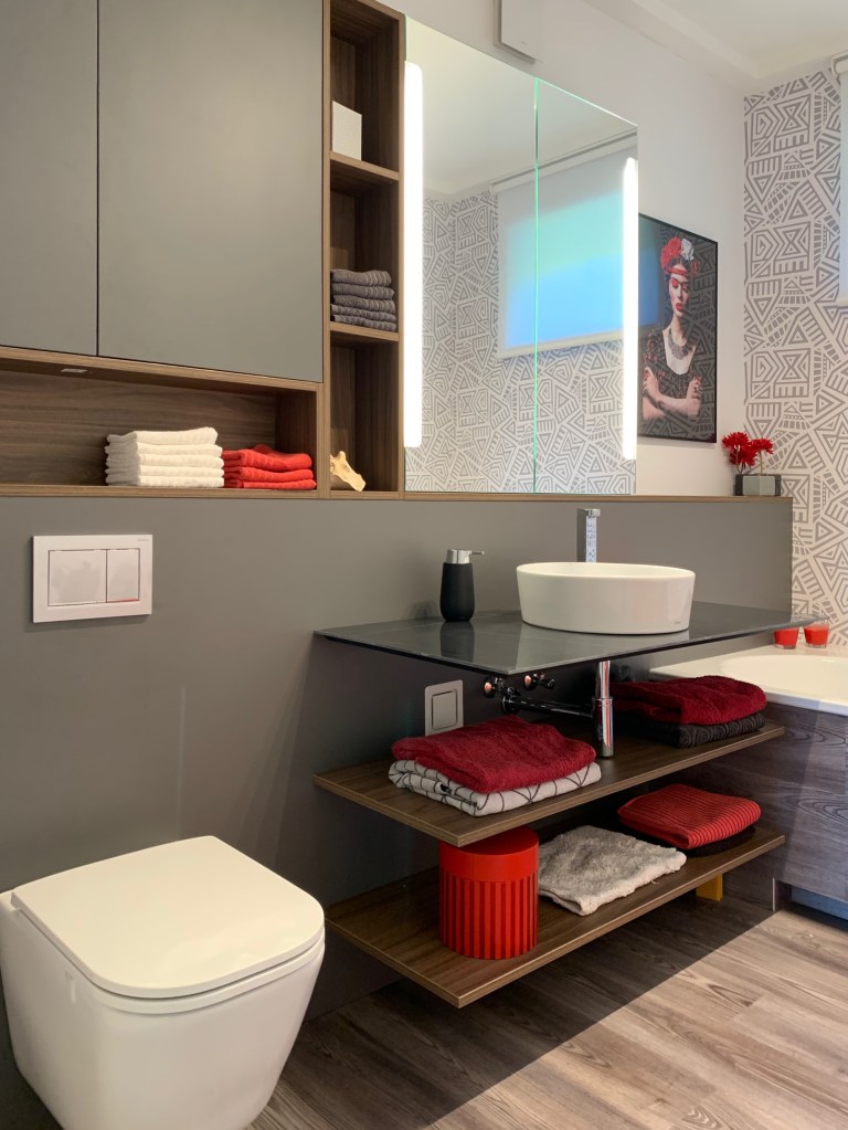 Hidegburkolat nélkül készült a kádas fürdőszoba