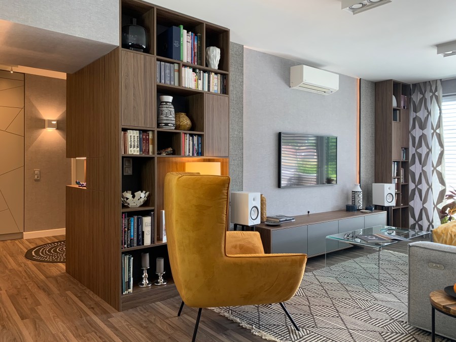 Nappali részlet, átlátással a hálószobák előterébe