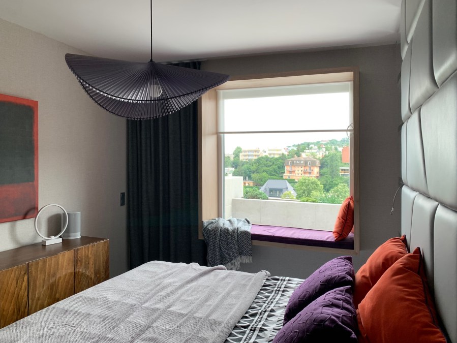 Pazar városi panoráma tárul szemünk elé a hálószoba ablakban ülve