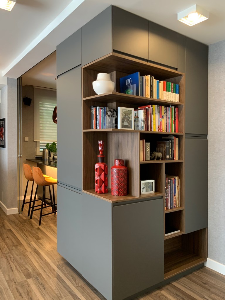 A konyhabútorral egy blokkba tervezett tárolóelem, mely a vendégkabátokat is rejti