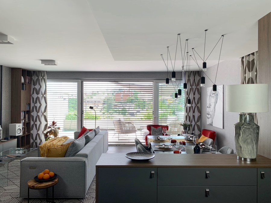 Nappali-étkező, kilátás a teljes falszélességben futó teraszra