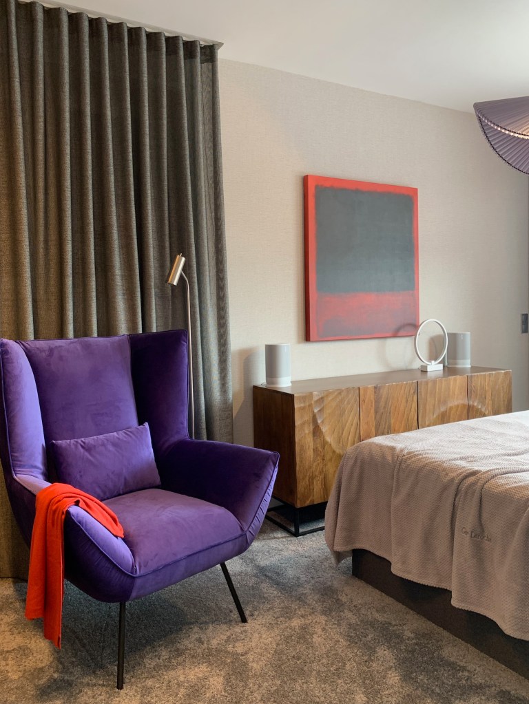 Merész színhasználat és eklektika jellemzi a hálószobát