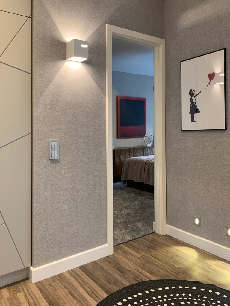 A szobák előtti közlekedőből belátás a hálószobába